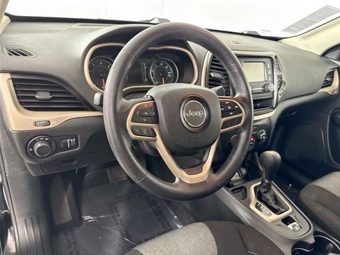 Used 2017 Jeep Cherokee Sport FWD image 4
