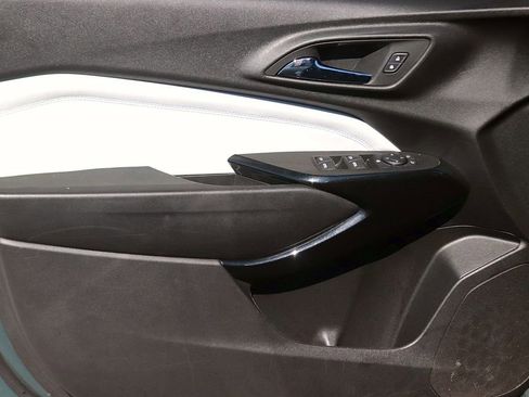 Used 2025 Chevrolet Trax LT FWD image 10