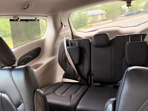 Used 2018 Chrysler Pacifica Touring-L Plus FWD image 20