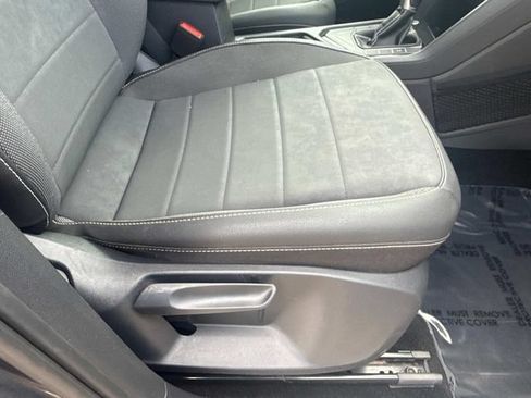 Used 2024 Volkswagen Taos SE FWD image 13