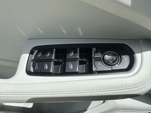 Certified 2023 Porsche Macan AWD/4WD image 18
