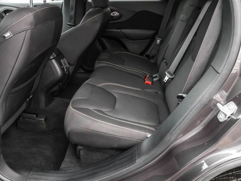 Used 2015 Jeep Cherokee Latitude w/ Comfort/Convenience Group image 28