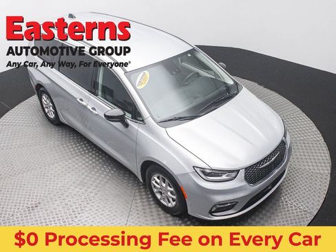 Used 2024 Chrysler Pacifica Touring-L FWD image 3