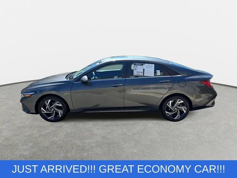 Used 2025 Hyundai Elantra SEL w/ Cargo Package FWD image 8
