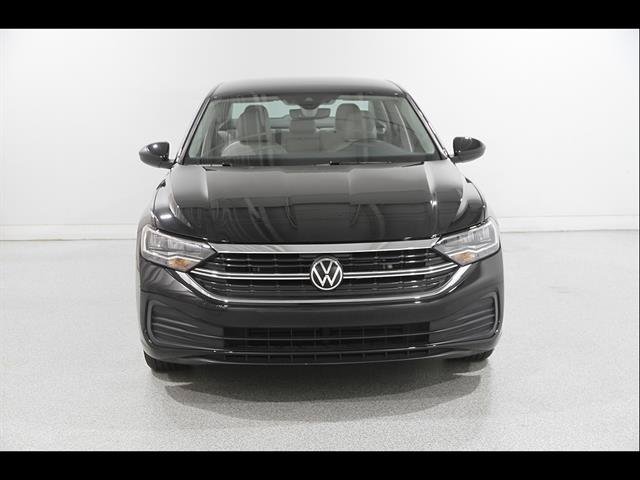 Certified 2023 Volkswagen Jetta SE FWD image 2