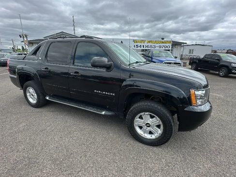 Used 2011 Chevrolet Avalanche LT w/ Luxury Package AWD/4WD image 2