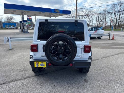Used 2025 Jeep Wrangler Unlimited Sahara w/ Safety Group AWD/4WD image 4