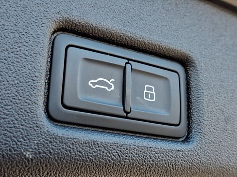 Used 2025 Audi Q5 Premium w/ Convenience Package image 32