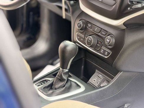 Used 2016 Jeep Cherokee Latitude FWD image 13