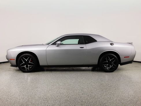 Used 2018 Dodge Challenger SXT image 5