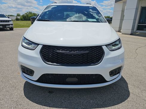 Used 2024 Chrysler Pacifica Premium FWD image 3