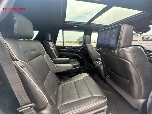 Used 2021 Cadillac Escalade Premium Luxury AWD/4WD image 13