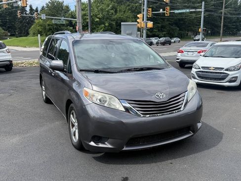 Used 2015 Toyota Sienna LE FWD image 2
