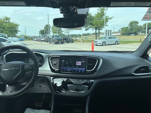 Used 2025 Chrysler Pacifica Limited FWD image 21