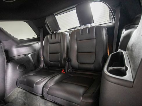 Used 2015 Ford Explorer XLT w/ Equipment Group 202A AWD/4WD image 14