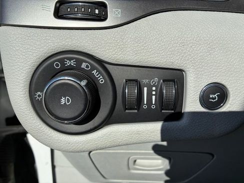 Used 2019 Jeep Cherokee Limited image 22