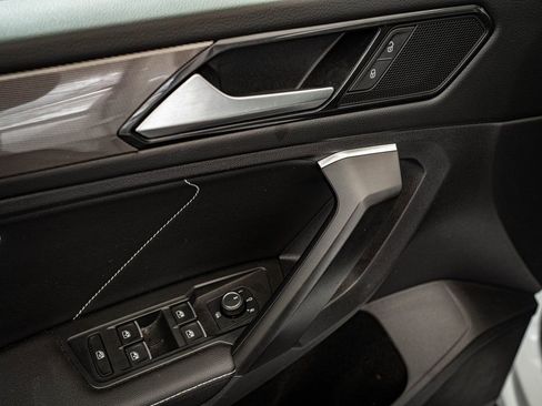 Used 2023 Volkswagen Tiguan SE w/ Panoramic Sunroof Package image 24