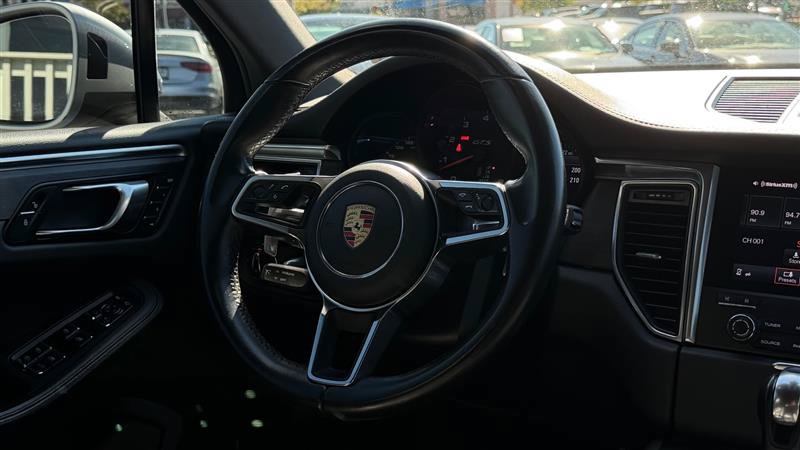 Used 2018 Porsche Macan GTS w/ Premium Package Plus AWD/4WD image 31