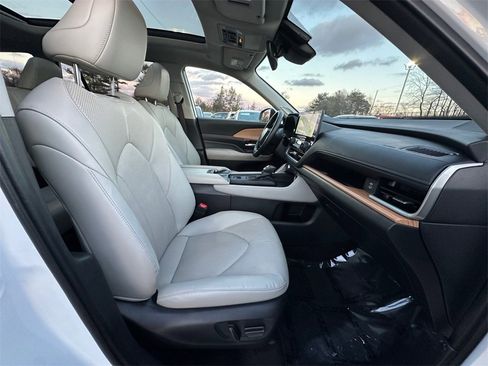 Used 2024 Toyota Grand Highlander Limited image 26