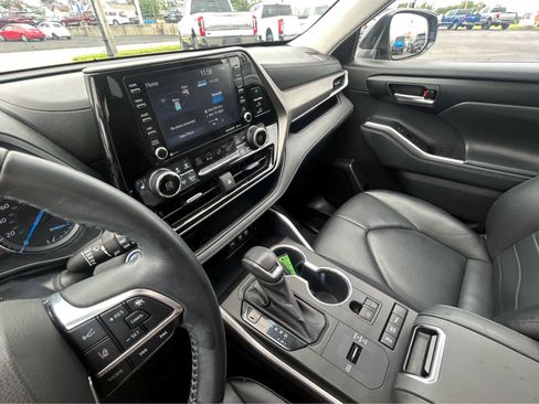 Used 2021 Toyota Highlander XLE AWD/4WD image 30