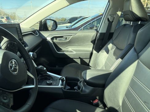 Used 2021 Toyota RAV4 XLE Premium image 4