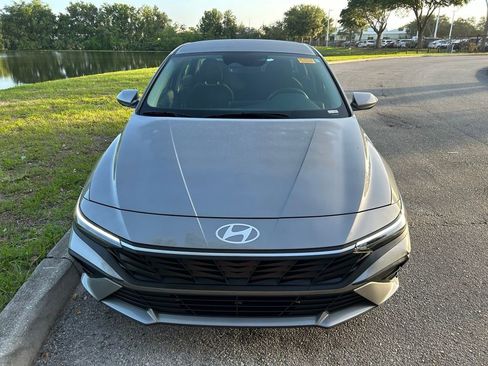 Used 2025 Hyundai Elantra SE FWD image 9