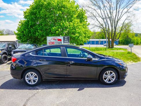 Used 2017 Chevrolet Cruze LT FWD image 2