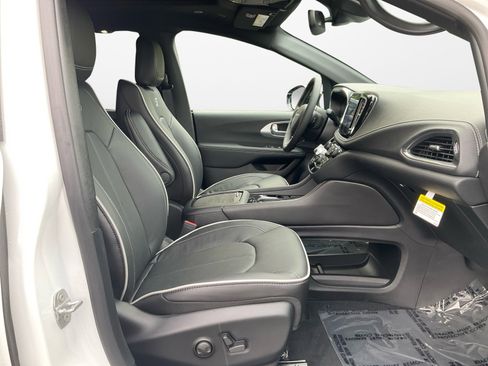 New 2026 Chrysler Pacifica Limited w/ S Appearance Package image 15