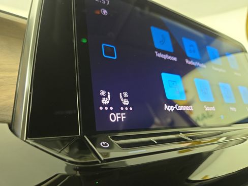 Used 2025 Volkswagen Atlas SE image 27