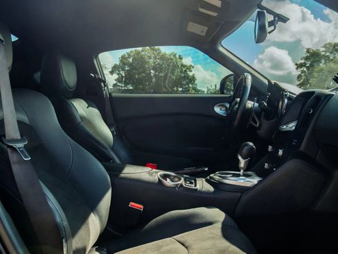 Used 2018 Nissan 370Z Touring RWD image 17