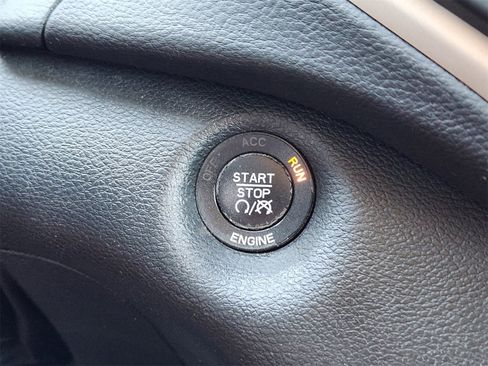 Used 2016 Jeep Cherokee Latitude w/ Comfort/Convenience Group image 30