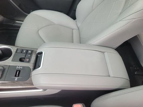 Used 2024 Toyota Highlander Platinum FWD image 22