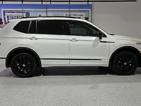 Certified 2022 Volkswagen Tiguan SE R-Line AWD/4WD image 9