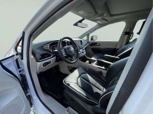 Used 2023 Chrysler Pacifica Limited FWD image 12