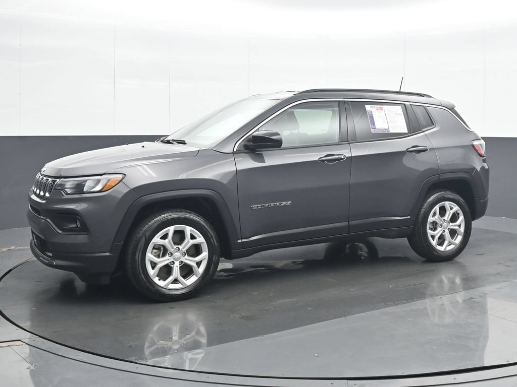 Used 2024 Jeep Compass Latitude AWD/4WD image 2