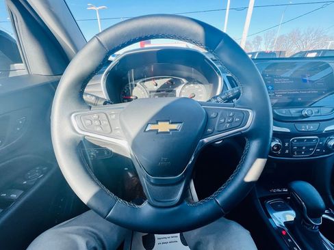 Used 2023 Chevrolet Equinox Premier image 19