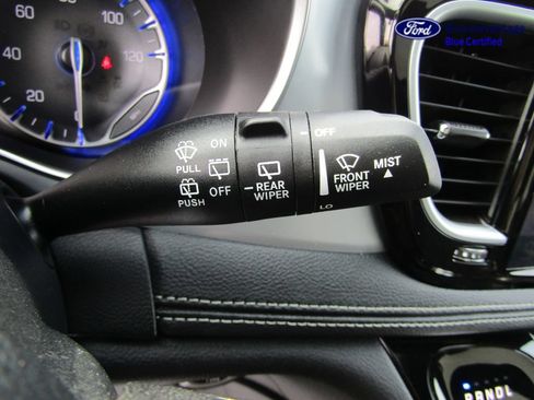 Used 2025 Chrysler Pacifica Limited FWD image 32