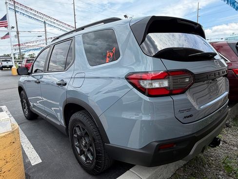 Used 2023 Honda Pilot TrailSport image 5