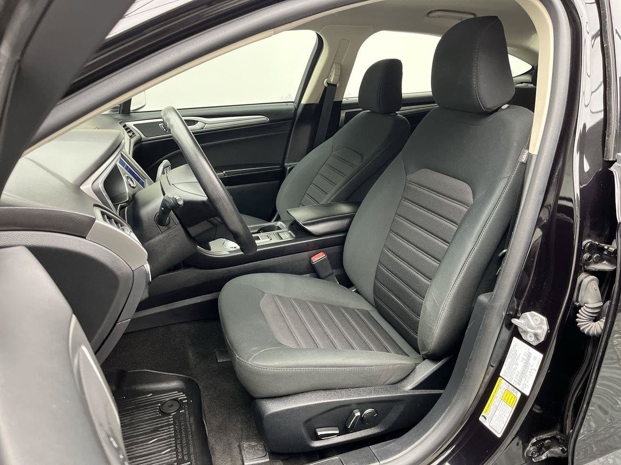 Used 2020 Ford Fusion SE FWD image 9