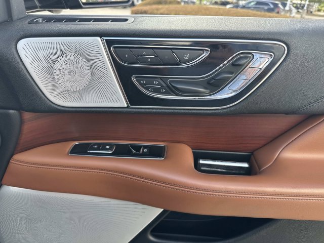 Used 2020 Lincoln Navigator L Reserve w/ Luxury Package RWD image 11