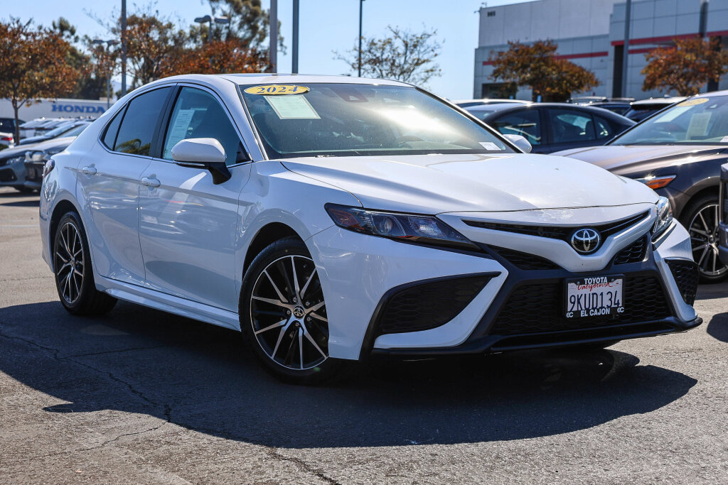 Certified 2024 Toyota Camry SE FWD image 1