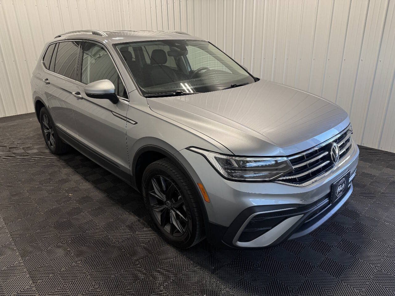 Used 2023 Volkswagen Tiguan SE AWD/4WD image 2