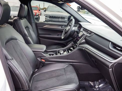 Certified 2025 Jeep Grand Cherokee Altitude image 18