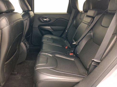 Used 2019 Jeep Cherokee Latitude Plus AWD/4WD image 18
