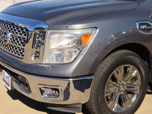 Used 2017 Nissan Titan SV image 3