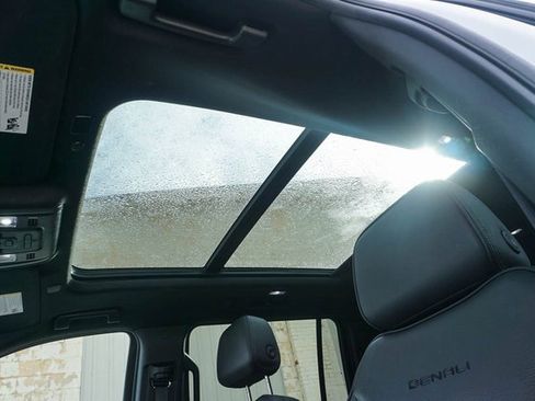 Used 2024 GMC Yukon XL Denali image 29