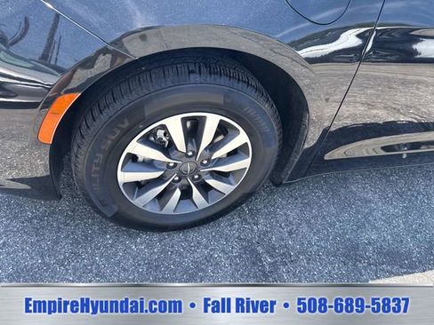 Used 2023 Chrysler Pacifica Touring-L FWD image 13