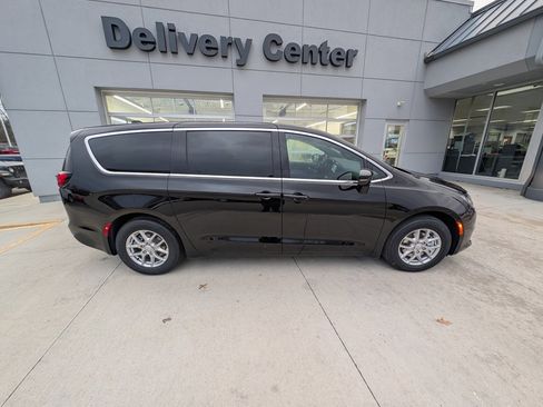 New 2026 Chrysler Voyager LX image 4