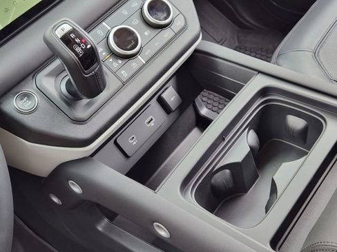 Used 2024 Land Rover Defender 110 S image 19