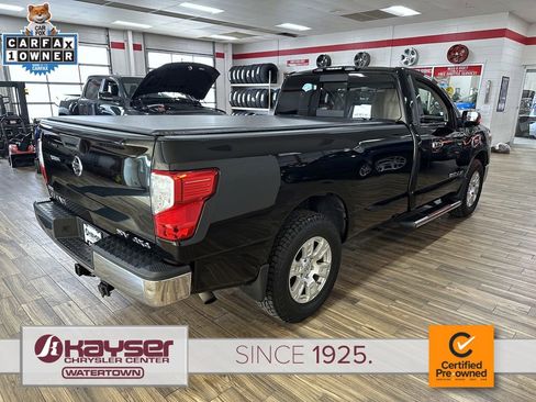 Used 2017 Nissan Titan SV image 5